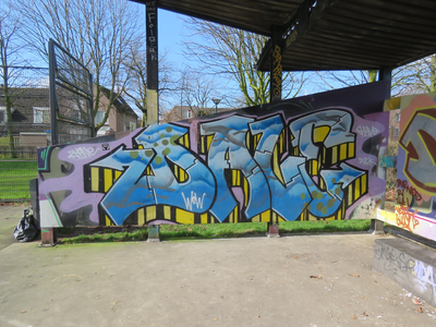 833345 Afbeelding van graffiti met een gestileerde tekst, op een wand van de voetbalkooi in het Griftpark te Utrecht.